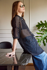 Camisa en Tejido de malla color Negro. Diseño Oversize. Hombro caído. Cuello tipo camisero en Rib. Manga 3/4´S. Cierre de botones en la parte delantera. Perfecta para usar en clima frío y caliente. Disponible en 2 colores Hueso y Negra. Producto hecho en Colombia. Compra online