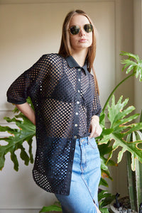 Camisa en Tejido de malla color Negro. Diseño Oversize. Hombro caído. Cuello tipo camisero en Rib. Manga 3/4´S. Cierre de botones en la parte delantera. Perfecta para usar en clima frío y caliente. Disponible en 2 colores Hueso y Negra. Producto hecho en Colombia. Compra online