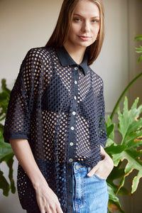 Camisa en Tejido de malla color Negro. Diseño Oversize. Hombro caído. Cuello tipo camisero en Rib. Manga 3/4´S. Cierre de botones en la parte delantera. Perfecta para usar en clima frío y caliente. Disponible en 2 colores Hueso y Negra. Producto hecho en Colombia. Compra online