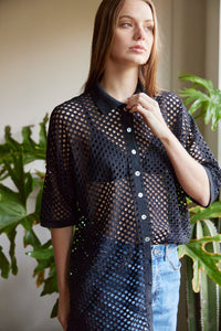 Camisa en Tejido de malla color Negro. Diseño Oversize. Hombro caído. Cuello tipo camisero en Rib. Manga 3/4´S. Cierre de botones en la parte delantera. Perfecta para usar en clima frío y caliente. Disponible en 2 colores Hueso y Negra. Producto hecho en Colombia. Compra online