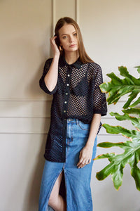 Camisa en Tejido de malla color Negro. Diseño Oversize. Hombro caído. Cuello tipo camisero en Rib. Manga 3/4´S. Cierre de botones en la parte delantera. Perfecta para usar en clima frío y caliente. Disponible en 2 colores Hueso y Negra. Producto hecho en Colombia. Compra online