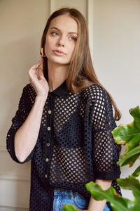 Camisa en Tejido de malla color Negro. Diseño Oversize. Hombro caído. Cuello tipo camisero en Rib. Manga 3/4´S. Cierre de botones en la parte delantera. Perfecta para usar en clima frío y caliente. Disponible en 2 colores Hueso y Negra. Producto hecho en Colombia. Compra online