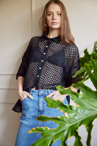 Camisa en Tejido de malla color Negro. Diseño Oversize. Hombro caído. Cuello tipo camisero en Rib. Manga 3/4´S. Cierre de botones en la parte delantera. Perfecta para usar en clima frío y caliente. Disponible en 2 colores Hueso y Negra. Producto hecho en Colombia. Compra online