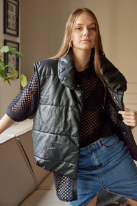 Chaleco Puffer en color Café. Diseño alcochado en cuero sintético. Tejido técnico repelente al agua. Cuello subido y sin mangas. Bolsillos laterales. Cierre frontal con botones a presión ocultos por la solapa. Forro interior con estampado de Flint. Disponible en color Café y Negro.. Productoo hecho en Colombia. Compra Online
