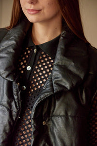 Chaleco Puffer en color Café. Diseño alcochado en cuero sintético. Tejido técnico repelente al agua. Cuello subido y sin mangas. Bolsillos laterales. Cierre frontal con botones a presión ocultos por la solapa. Forro interior con estampado de Flint. Disponible en color Café y Negro.. Productoo hecho en Colombia. Compra Online