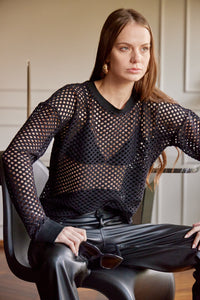 Saco en Tejido de malla color Hueso. Diseño Oversize. Hombro caído. Cuello redondo. Manga Larga. Cuello pretina y puños en rib tejido tono a tono. Perfecto para usar en clima frío y caliente. Disponible en 3 colores Hueso, Negro y Verde. Porducto Hecho en Colombia. Compra Online
