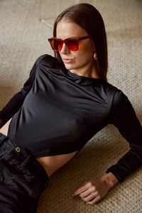 Body Aberturas Manga Larga. Tejido elástico. Diseño entallado. Cuello redondo. Manga Larga. Aberturas Laterales. Cierre de botones en la parte inferior.Disponible en color Negro. Producto Hecho en Colombia. Compra Online