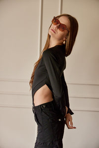 Body Aberturas Manga Larga. Tejido elástico. Diseño entallado. Cuello redondo. Manga Larga. Aberturas Laterales. Cierre de botones en la parte inferior.Disponible en color Negro. Producto Hecho en Colombia. Compra Online
