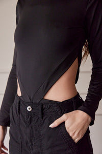Body Aberturas Manga Larga. Tejido elástico. Diseño entallado. Cuello redondo. Manga Larga. Aberturas Laterales. Cierre de botones en la parte inferior.Disponible en color Negro. Producto Hecho en Colombia. Compra Online