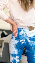 Cargar imagen en el visor de la galería, Jeans de mujer. Tejido algodón. Modelo Straight-fit, bota recta. Tiro alto. Cinco bolsillos. Cierre de cremallera y botón. Diseño Bleach Tie Dye.  Diseñados bajo las últimas tendencias de la moda. Trendy y súper cool.  Compra online

