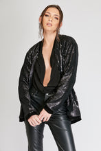 Cargar imagen en el visor de la galería, Chaqueta de Lentejuelas de mujer. Tejido de lentejuelas. Diseño largo y recto. Cuello redondo. Manga larga. Dos bolsillos laterales forrados en terciopelo. Forro interior en viscosa tono a tono. Detalles de terciopelo en la terminación de pretina, puños, cuello y frente. Colores Oro Rosa, Plateado y Negro. Producto 100% hecho en Colombia. Compra Online
