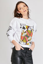 Cargar imagen en el visor de la galería, Saco de Naipes con estampado Reina de Picas en el frente. Frase &quot;Black Queen&quot; estampado en los dos brazos. Tejido de algodón. Diseño Oversize. Cuello redondo. Manga Larga. Cuello pretina y puños en rib tejido tono a tono. Disponible en color Blanco. Producto hecho en Colombia.  Compra Online
