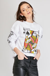 Saco de Naipes con estampado Reina de Picas en el frente. Frase "Black Queen" estampado en los dos brazos. Tejido de algodón. Diseño Oversize. Cuello redondo. Manga Larga. Cuello pretina y puños en rib tejido tono a tono. Disponible en color Blanco. Producto hecho en Colombia.  Compra Online