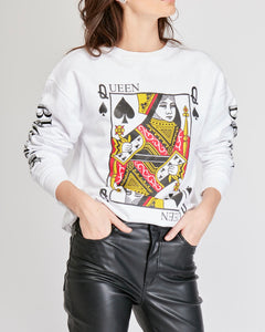 Saco de Naipes con estampado Reina de Picas en el frente. Frase "Black Queen" estampado en los dos brazos. Tejido de algodón. Diseño Oversize. Cuello redondo. Manga Larga. Cuello pretina y puños en rib tejido tono a tono. Disponible en color Blanco. Producto hecho en Colombia.  Compra Online
