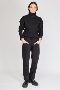 Set de saco y pantalón. Diseño saco  cuello de tortuga y manga larga, diamante de Flint bordado en la espalda. Pantalones con bolsillos laterales y cordón decorativo en la pretina con terminaciones en metal. Saco hecho en 80% algodón lycrado y 20% polyester. Pantalones hechos en 100% algodón perchado Diseño recto.