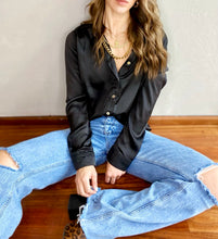 Cargar imagen en el visor de la galería, Camisa fluída en Satín de mujer. fashion, trendy, cómoda, cool, elegante y vestidora. Hecha en tela Satín. Hecho en Colombia, Compra online
