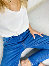 Cargar imagen en el visor de la galería, Jeans de mujer prendas básicas clásicas y atemporales , jeans básicos bota recta, jeans bota campana jeans culottes y jeans imitación cuero. Trendy, fashion a la moda compra online
