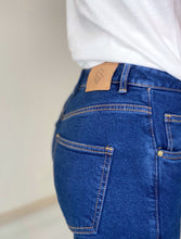 Cargar imagen en el visor de la galería, Jeans de mujer prendas básicas clásicas y atemporales , jeans básicos bota recta, jeans bota campana jeans culottes y jeans imitación cuero. Trendy, fashion a la moda compra online
