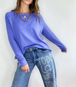 Jeans culottes de mujer. Tejido mezcla de algodón reciclado. Diseño culotte. Tiro medio. Cinco bolsillos. Detalle  Detalle de frase estampada en la pierna izquierda "TODO LO RICO TODO LO BUENO". Chispas de pintura.  en la pierna izquierda. Producto hecho en Colombia. Compra Online