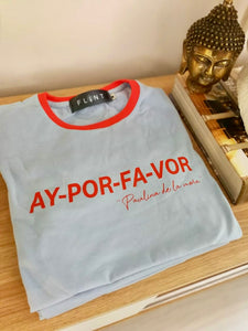 Camiseta setenteras Flint de mujer  cuello redondo. Cool, retro y funky. Disponible en tallas S,M y L. 4 colores azul, rosada, lila y naranja, con rib de colores en cuello y mangas. Frases inspiradas en Paulina de la Mora de la serie Mexicana "La casa de las flores". Fabricada en algodón Peruano.  Producto hecho en Colombia. Compra online