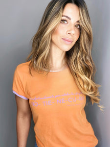 Camiseta setenteras Flint de mujer  cuello redondo. Cool, retro y funky. Disponible en tallas S,M y L. 4 colores azul, rosada, lila y naranja, con rib de colores en cuello y mangas. Frases inspiradas en Paulina de la Mora de la serie Mexicana "La casa de las flores". Fabricada en algodón Peruano.  Producto hecho en Colombia. Compra online