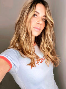 Camiseta setenteras Flint de mujer  cuello redondo. Cool, retro y funky. Disponible en tallas S,M y L. 4 colores azul, rosada, lila y naranja, con rib de colores en cuello y mangas. Frases inspiradas en Paulina de la Mora de la serie Mexicana "La casa de las flores". Fabricada en algodón Peruano.  Producto hecho en Colombia. Compra online