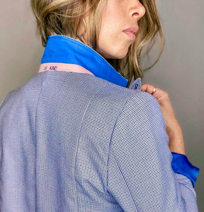 Blazers de mujer Flint estilo Glam Rock básicos clásicos, formales, chic, fashion prendas de lujo, marca colombiana. Oversize, Blazer Smoking, forros seda, frases bordadas horma suelta, dril, Producto hecho en Colombia. Compra Online