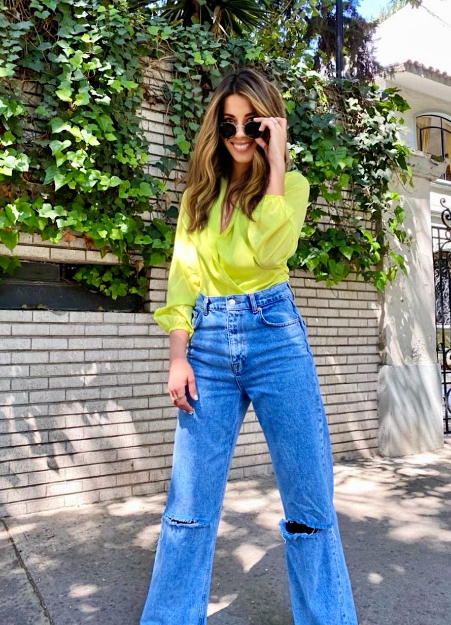 Body de mujer con escote profundo. Bodysuit. fashion, trendy, cómodo, cool, elegante y vestidor, tela chifón, seda chifón, color negro y verde neón, hecho en Colombia Compra online