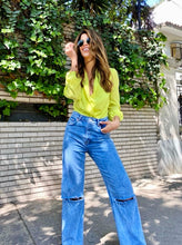 Cargar imagen en el visor de la galería, Body de mujer con escote profundo. Bodysuit. fashion, trendy, cómodo, cool, elegante y vestidor, tela chifón, seda chifón, color negro y verde neón, hecho en Colombia Compra online

