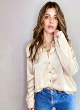 Cargar imagen en el visor de la galería, Camisa fluída en Satín de mujer. fashion, trendy, cómoda, cool, elegante y vestidora. Hecha en tela Satín. Hecho en Colombia, Compra online
