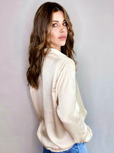 Cargar imagen en el visor de la galería, Camisa fluída en Satín de mujer. fashion, trendy, cómoda, cool, elegante y vestidora. Hecha en tela Satín. Hecho en Colombia, Compra online
