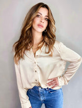 Cargar imagen en el visor de la galería, Camisa fluída en Satín de mujer. fashion, trendy, cómoda, cool, elegante y vestidora. Hecha en tela Satín. Hecho en Colombia, Compra online
