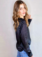 Cargar imagen en el visor de la galería, Camisa fluída en Satín de mujer. fashion, trendy, cómoda, cool, elegante y vestidora. Hecha en tela Satín. Hecho en Colombia, Compra online
