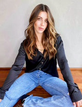 Cargar imagen en el visor de la galería, Camisa fluída en Satín de mujer. fashion, trendy, cómoda, cool, elegante y vestidora. Hecha en tela Satín. Hecho en Colombia, Compra online
