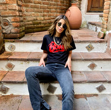 Cargar imagen en el visor de la galería, Camisetas básicas de mujer Glam Rock,rock and roll Disponible en tallas S, M y L.  Colores, blanca, negra y lila. Diamante de Flint bordado. Horma suelta. Fabricada en Algodón Peruano. Producto hecho en Colombia. Compra Online . Camisetas estampadas de mujer con grupos icónicos de rock como los rolling stones, los ramones y David Bowie
