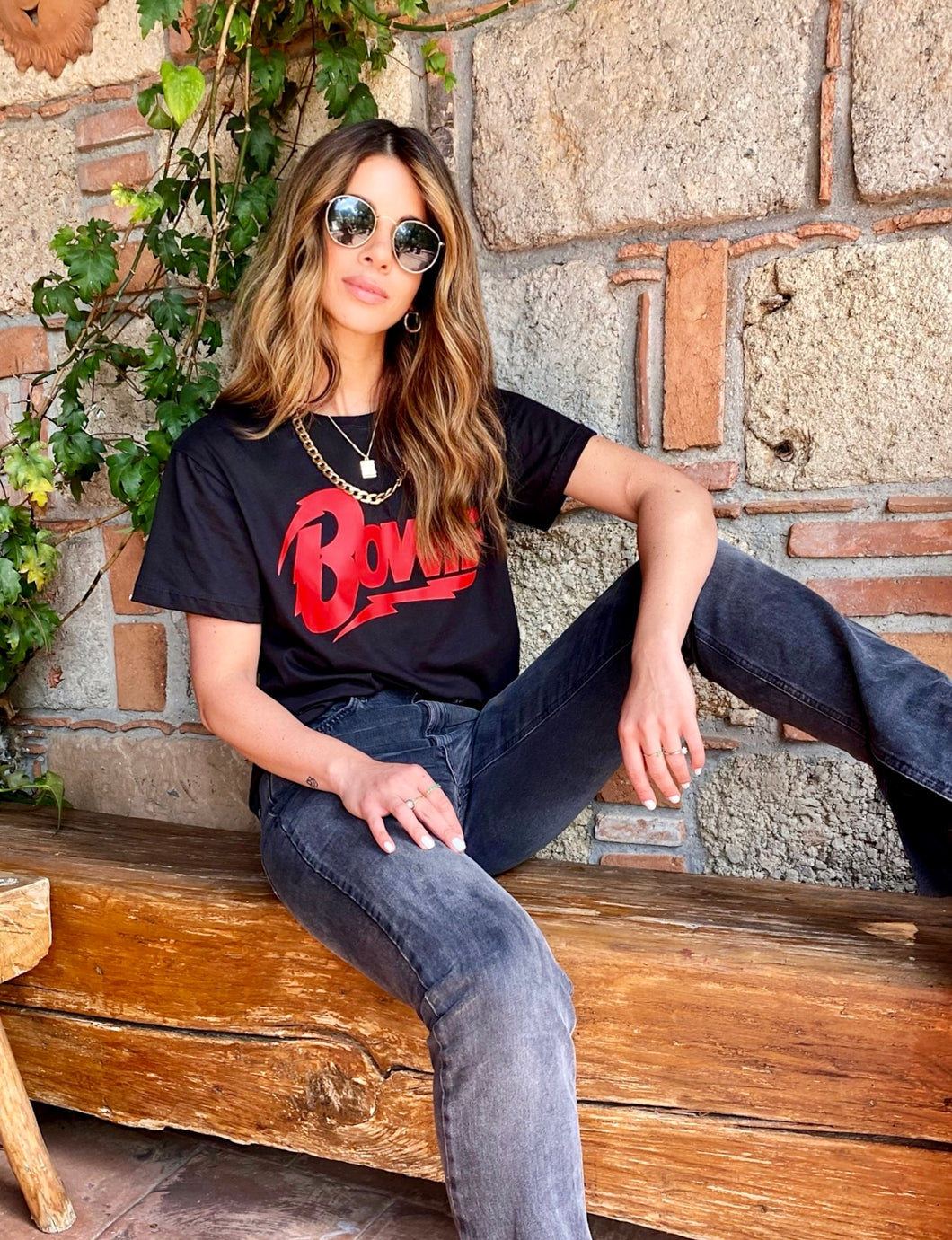 Camisetas básicas de mujer Glam Rock,rock and roll Disponible en tallas S, M y L.  Colores, blanca, negra y lila. Diamante de Flint bordado. Horma suelta. Fabricada en Algodón Peruano. Producto hecho en Colombia. Compra Online . Camisetas estampadas de mujer con grupos icónicos de rock como los rolling stones, los ramones y David Bowie