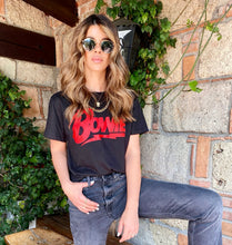 Cargar imagen en el visor de la galería, Camisetas básicas de mujer Glam Rock,rock and roll Disponible en tallas S, M y L.  Colores, blanca, negra y lila. Diamante de Flint bordado. Horma suelta. Fabricada en Algodón Peruano. Producto hecho en Colombia. Compra Online . Camisetas estampadas de mujer con grupos icónicos de rock como los rolling stones, los ramones y David Bowie

