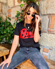 Cargar imagen en el visor de la galería, Camisetas básicas de mujer Glam Rock,rock and roll Disponible en tallas S, M y L.  Colores, blanca, negra y lila. Diamante de Flint bordado. Horma suelta. Fabricada en Algodón Peruano. Producto hecho en Colombia. Compra Online . Camisetas estampadas de mujer con grupos icónicos de rock como los rolling stones, los ramones y David Bowie
