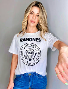 Camisetas básicas de mujer Glam Rock,rock and roll Disponible en tallas S, M y L.  Colores, blanca, negra y lila. Diamante de Flint bordado. Horma suelta. Fabricada en Algodón Peruano. Producto hecho en Colombia. Compra Online . Camisetas estampadas de mujer con grupos icónicos de rock como los rolling stones, los ramones y David Bowie