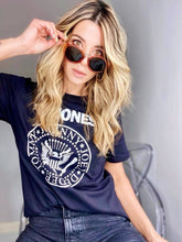 Cargar imagen en el visor de la galería, Camisetas básicas de mujer Glam Rock,rock and roll Disponible en tallas S, M y L.  Colores, blanca, negra y lila. Diamante de Flint bordado. Horma suelta. Fabricada en Algodón Peruano. Producto hecho en Colombia. Compra Online . Camisetas estampadas de mujer con grupos icónicos de rock como los rolling stones, los ramones y David Bowie
