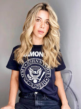 Cargar imagen en el visor de la galería, Camisetas básicas de mujer Glam Rock,rock and roll Disponible en tallas S, M y L.  Colores, blanca, negra y lila. Diamante de Flint bordado. Horma suelta. Fabricada en Algodón Peruano. Producto hecho en Colombia. Compra Online . Camisetas estampadas de mujer con grupos icónicos de rock como los rolling stones, los ramones y David Bowie

