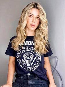 Camisetas básicas de mujer Glam Rock,rock and roll Disponible en tallas S, M y L.  Colores, blanca, negra y lila. Diamante de Flint bordado. Horma suelta. Fabricada en Algodón Peruano. Producto hecho en Colombia. Compra Online . Camisetas estampadas de mujer con grupos icónicos de rock como los rolling stones, los ramones y David Bowie