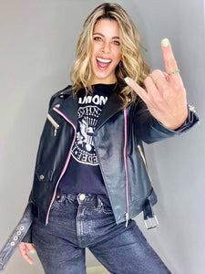 Camisetas básicas de mujer Glam Rock,rock and roll Disponible en tallas S, M y L.  Colores, blanca, negra y lila. Diamante de Flint bordado. Horma suelta. Fabricada en Algodón Peruano. Producto hecho en Colombia. Compra Online . Camisetas estampadas de mujer con grupos icónicos de rock como los rolling stones, los ramones y David Bowie