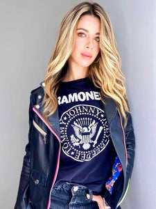 Camisetas básicas de mujer Glam Rock,rock and roll Disponible en tallas S, M y L.  Colores, blanca, negra y lila. Diamante de Flint bordado. Horma suelta. Fabricada en Algodón Peruano. Producto hecho en Colombia. Compra Online . Camisetas estampadas de mujer con grupos icónicos de rock como los rolling stones, los ramones y David Bowie