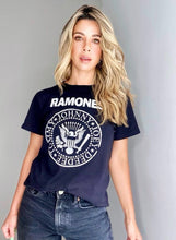Cargar imagen en el visor de la galería, Camisetas básicas de mujer Glam Rock,rock and roll Disponible en tallas S, M y L.  Colores, blanca, negra y lila. Diamante de Flint bordado. Horma suelta. Fabricada en Algodón Peruano. Producto hecho en Colombia. Compra Online . Camisetas estampadas de mujer con grupos icónicos de rock como los rolling stones, los ramones y David Bowie
