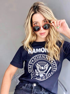 Camisetas básicas de mujer Glam Rock,rock and roll Disponible en tallas S, M y L.  Colores, blanca, negra y lila. Diamante de Flint bordado. Horma suelta. Fabricada en Algodón Peruano. Producto hecho en Colombia. Compra Online . Camisetas estampadas de mujer con grupos icónicos de rock como los rolling stones, los ramones y David Bowie