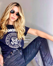 Cargar imagen en el visor de la galería, Camisetas básicas de mujer Glam Rock,rock and roll Disponible en tallas S, M y L.  Colores, blanca, negra y lila. Diamante de Flint bordado. Horma suelta. Fabricada en Algodón Peruano. Producto hecho en Colombia. Compra Online . Camisetas estampadas de mujer con grupos icónicos de rock como los rolling stones, los ramones y David Bowie
