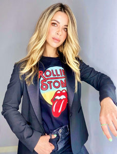 Camisetas básicas de mujer Glam Rock,rock and roll Disponible en tallas S, M y L.  Colores, blanca, negra y lila. Diamante de Flint bordado. Horma suelta. Fabricada en Algodón Peruano. Producto hecho en Colombia. Compra Online . Camisetas estampadas de mujer con grupos icónicos de rock como los rolling stones, los ramones y David Bowie