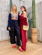 Cargar imagen en el visor de la galería, Sets de Verano para mujer. Tejido fluido liso. Composición: 100% rayón. Set de 2 Piezas.  Kimono diseño recto, largo y manga tres cuartos.  Pantalones Diseño wide leg, largo y de tiro alto. Bolsillos laterales. Cintura elástica. Sin cierre. Cordón decorativo con terminaciones en metal.  Úsalo para ir de vacaciones como salida de baño, para ir a fiestas o eventos ó para días relajados y descomplicados.  Disponible en color negro y vinotinto. Producto 100% hecho en Colombia.
