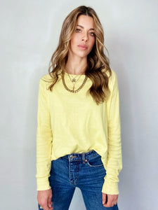 Saco Básico de mujer, con cuello redondo. hecho en 100% Algodón. Diseño recto. Cuello redondo. Manga larga. Abertura Lateral. Diamante de Flint estampado tono a tono en la espalda. Disponible en 4 espectaculares colores, hueso, amarillo, lila y verde militar.  Súper cómodo y vestidor. Producto 100% hechos en Colombia.
